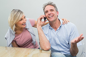 Ein Mann nutzt die Telefonberatung Mann mit Telefon